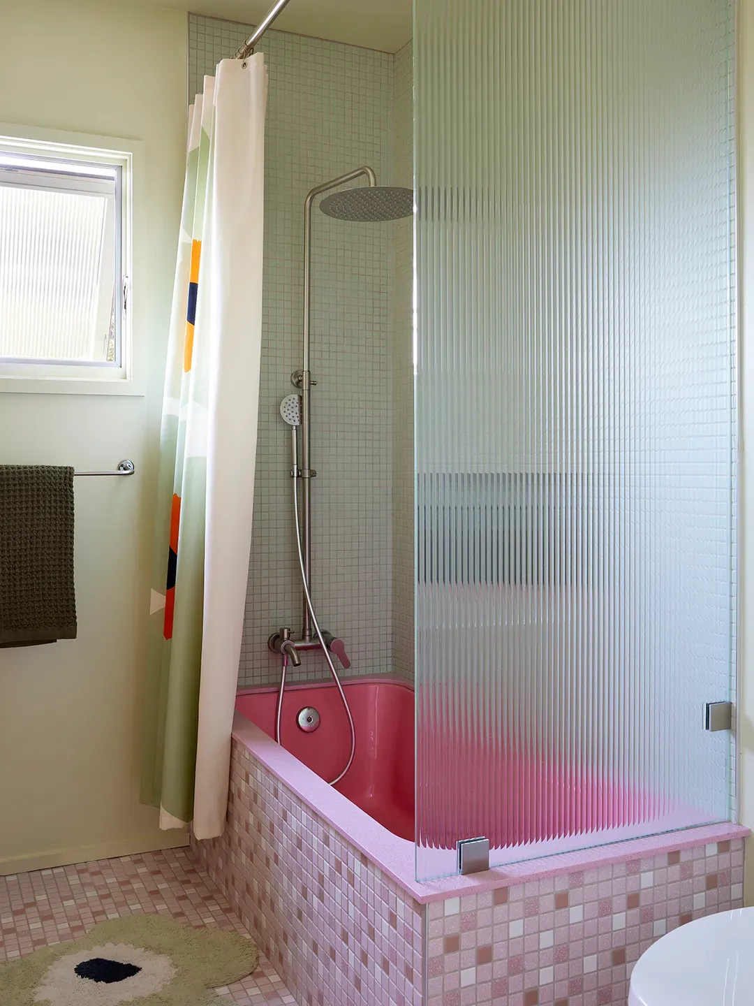 Pink tub cameo! Vintage shape with a low platform and glass screen. Cute.