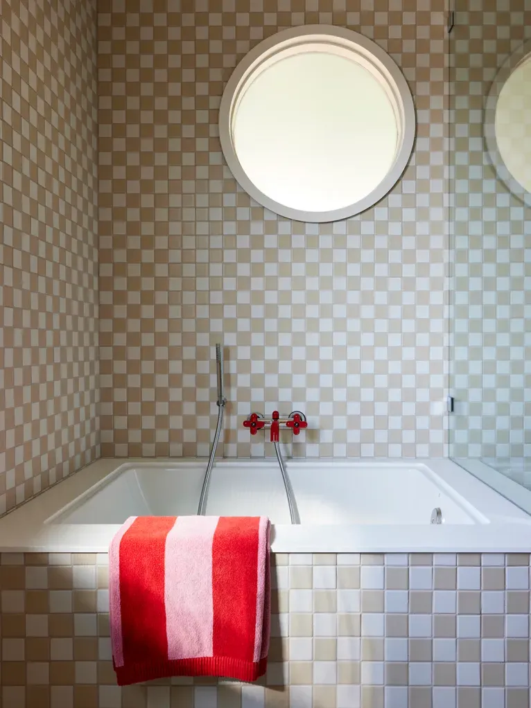 Okay, this bathroom — tiny square tiles everywhere, beige and white. Big tub, very spa.