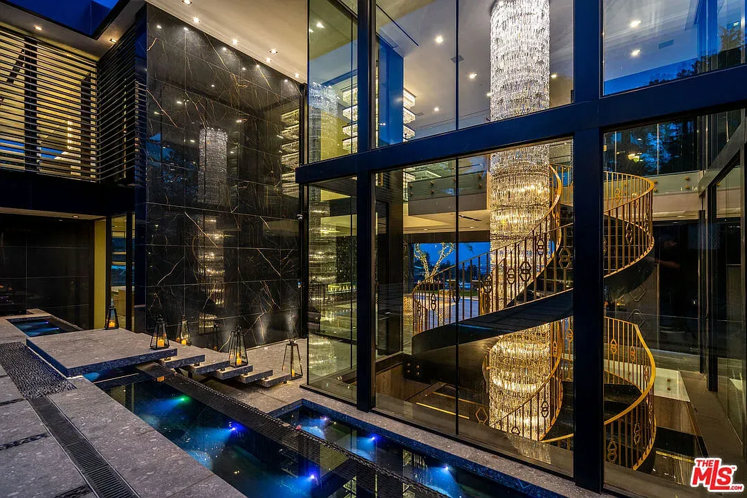 This space is all glass versus stone. Nice contrast, very museum-core.