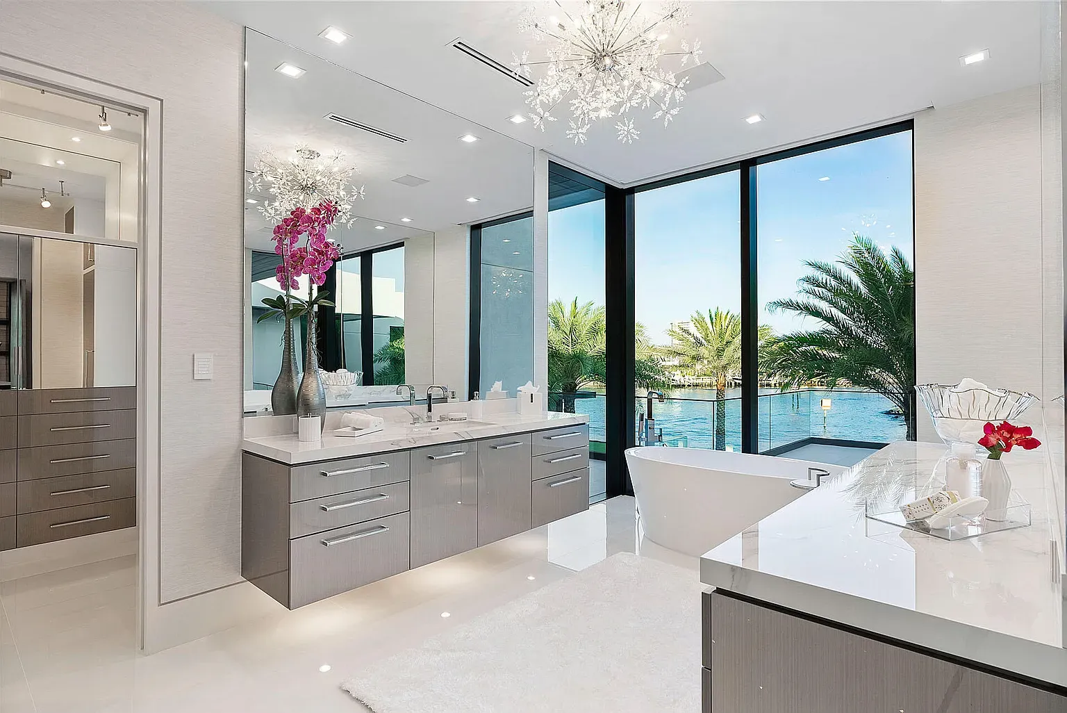 That bathroom view to the pool? Ridiculous. Showering while watching palm trees.