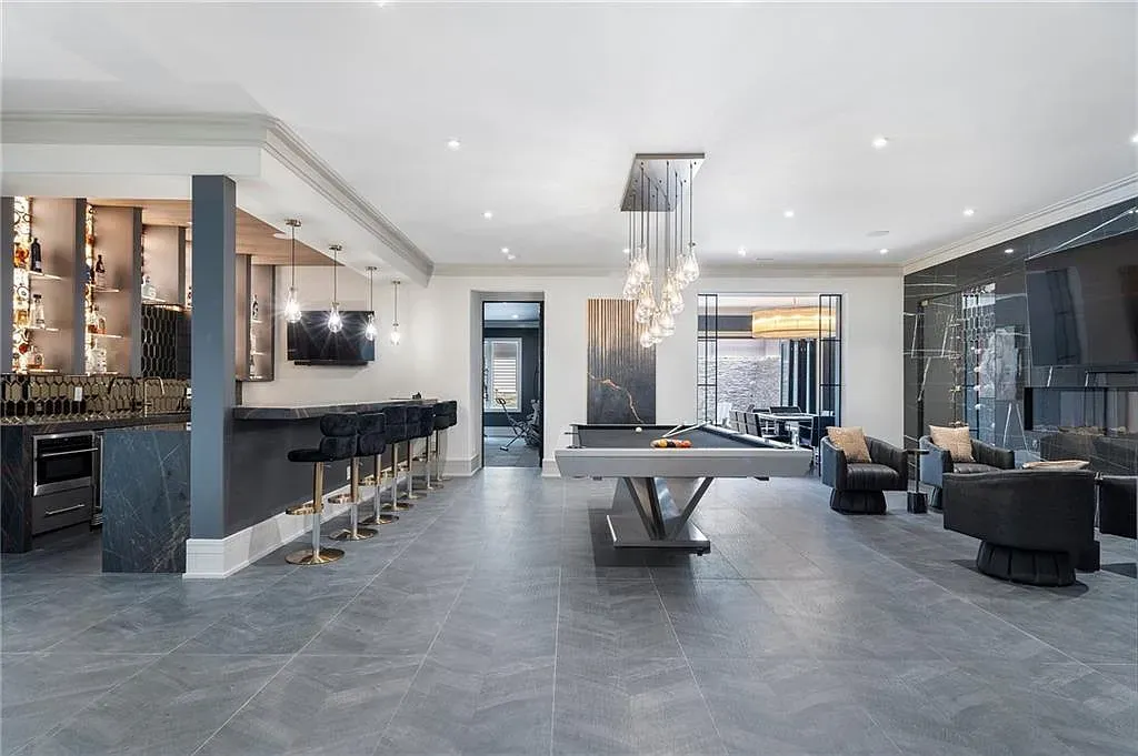 Big open hangout. From this angle, herringbone flex. Bar shimmers jewelry.