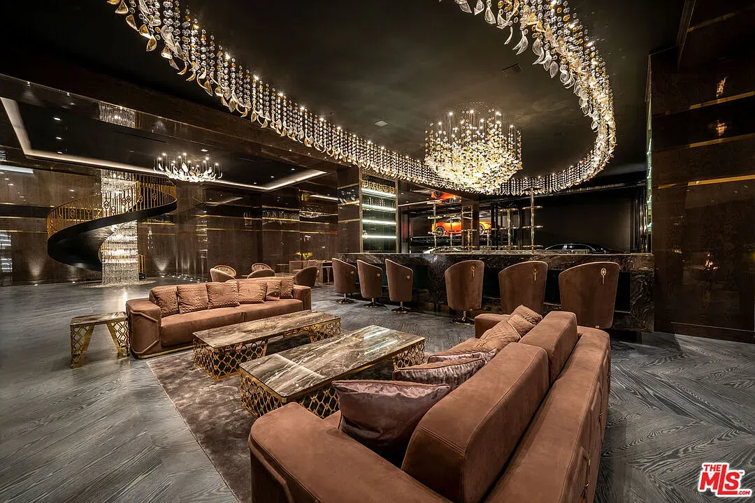 Lounge leans heavy black-and-gold. Not sure about this combo.