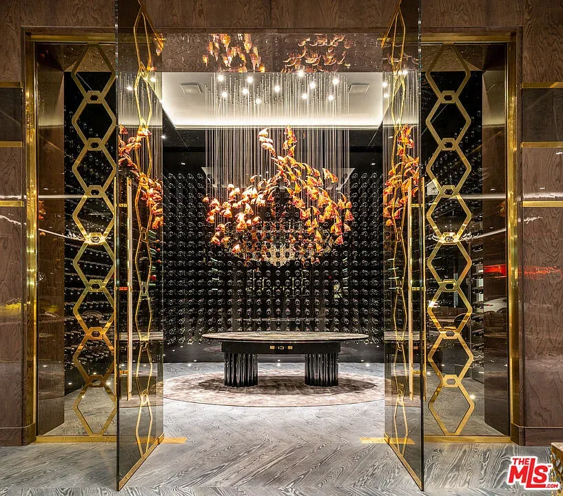 Entry is glam—gold lines, dramatic ceiling. Did I underdress?