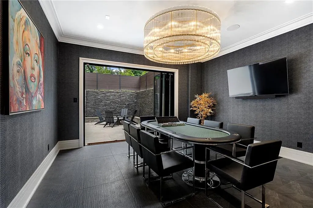 Poker corner in charcoal and gloss. Cozy, but do the floors echo?