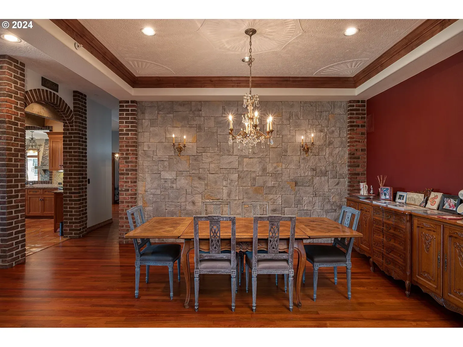 Dining room flexing a stone accent wall. Texture for days, very lodge-chic.