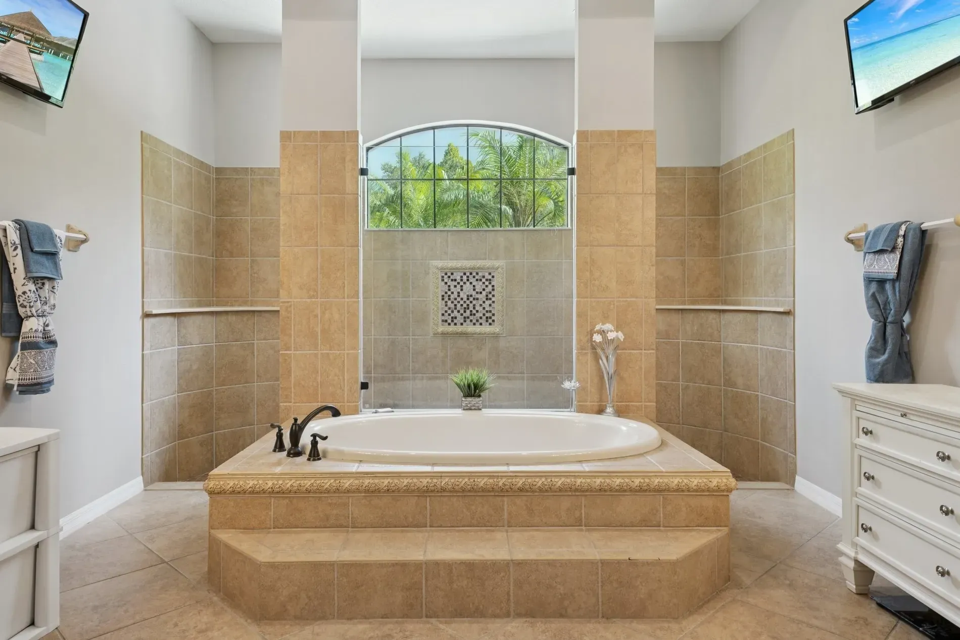 Okay, pedestal tub with gold trim. I mean, cool, but maybe too much?