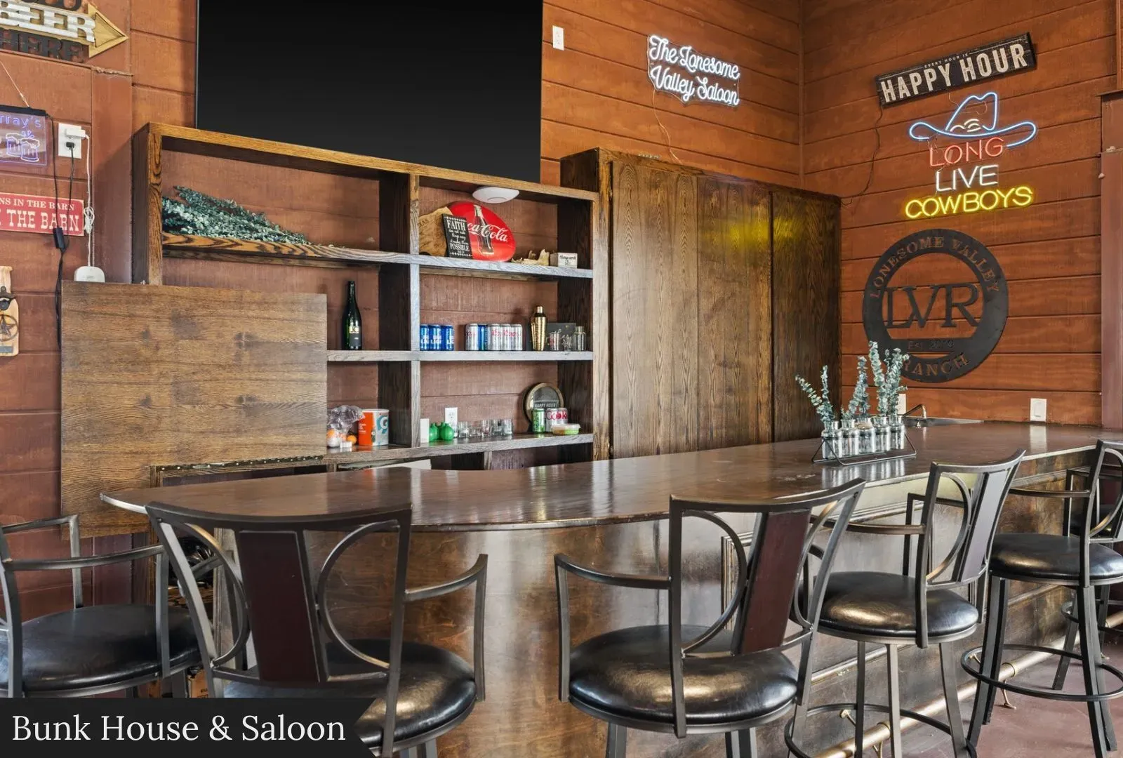 Bunk House & Saloon vibes. Feels cozy, slightly theme-park, but I’m into it.