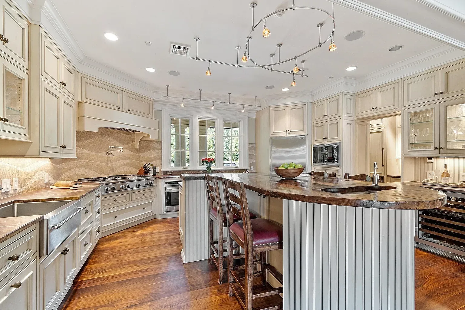 Cream cabinets and a curved island begging for pancake mornings.