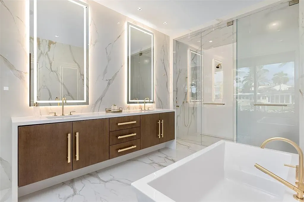 Spa bathroom energy—soft whites, beige, veiny marble. I’d never leave.