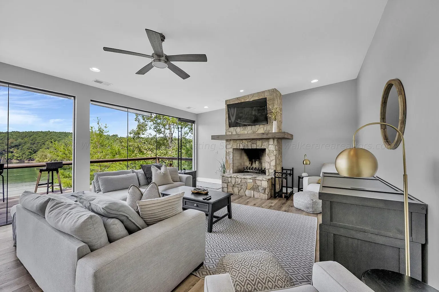 Huge windows to the lake. Neutral sofa situation, everything calm and airy.