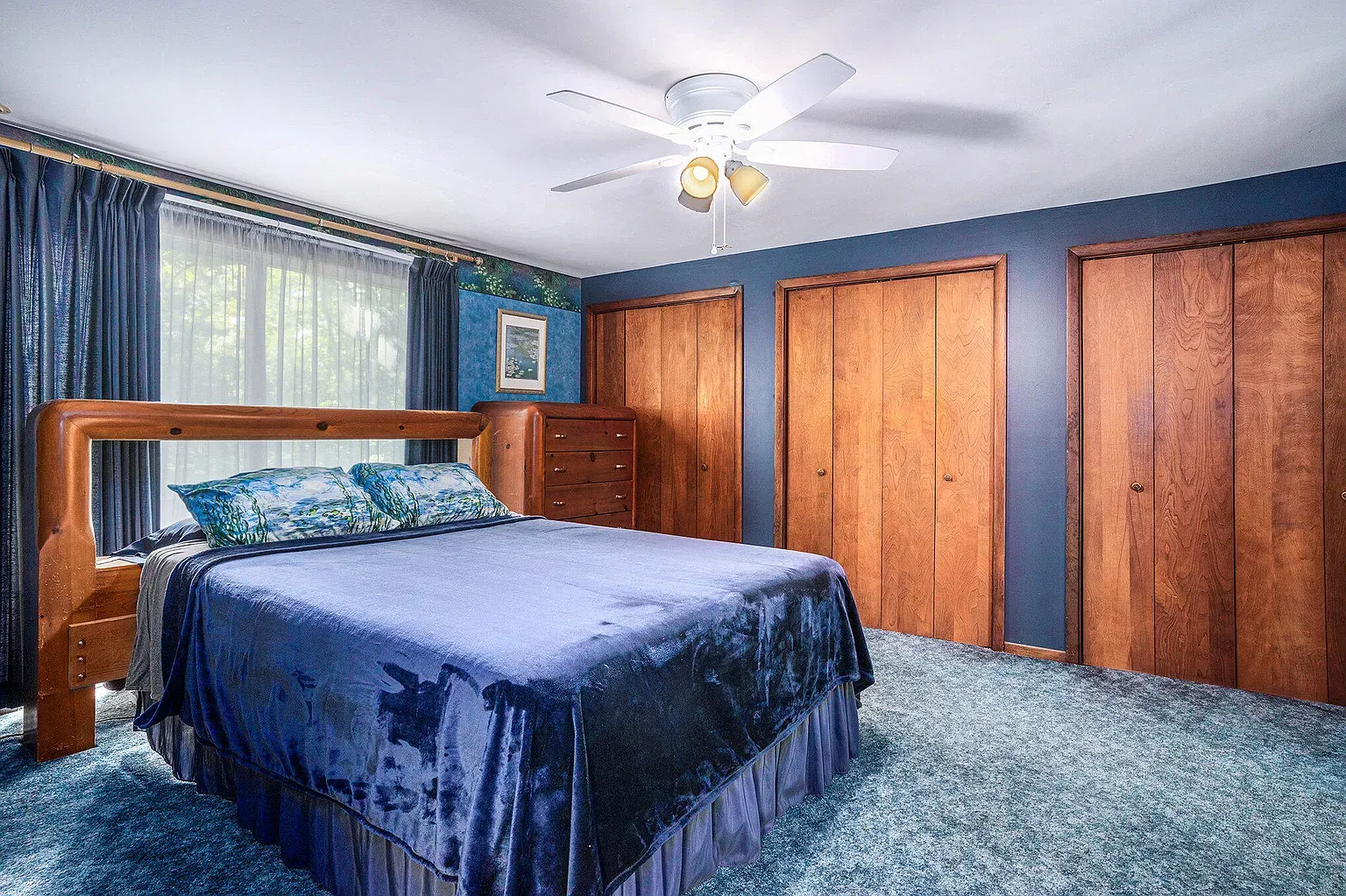 Blue velvet bed on blue carpet. Unexpectedly works.