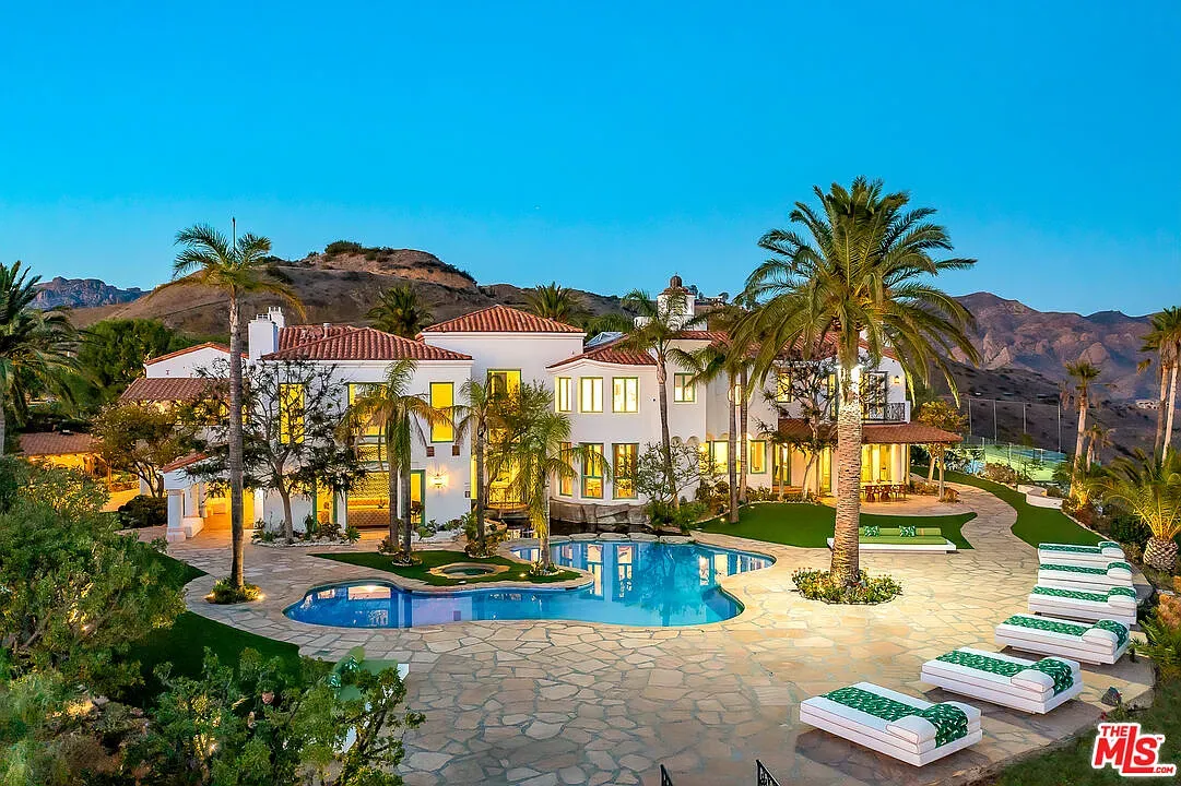 Another exterior pass. Arched windows everywhere. I mean, it's cool, maybe too much?