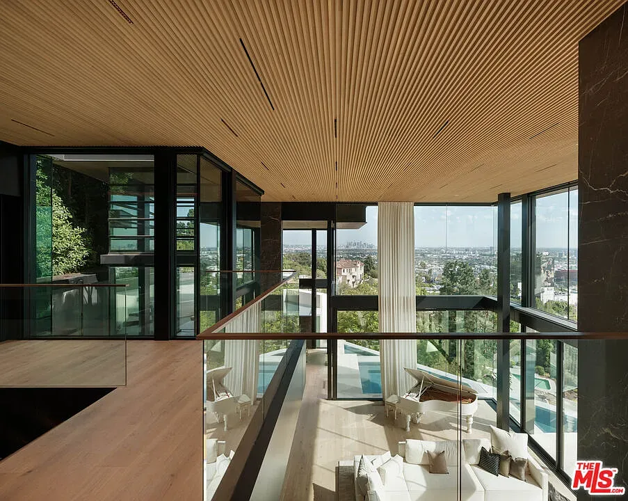 This room’s ceiling steals it—warm wood slats, huge windows. Feels airy.