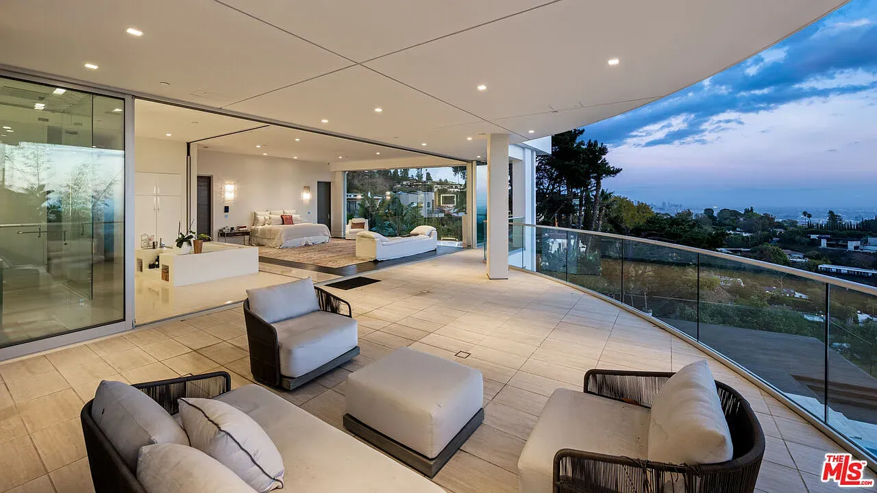 If I had coffee here, I’d never leave. Open-air terrace views for days.