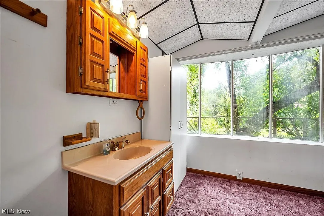 Gray walls, burgundy carpet in a bathroom? Bold, but surprisingly cozy.