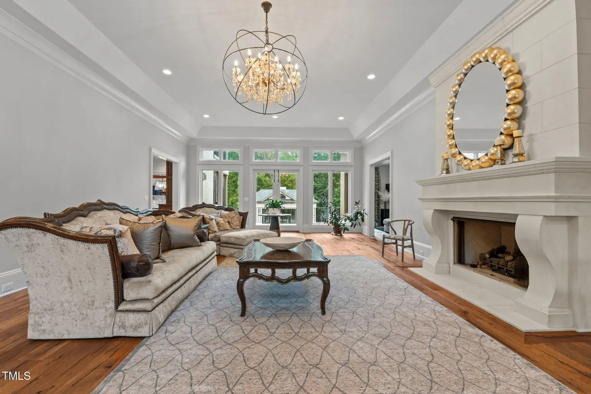 Gray walls with warm floors—nice balance. Kinda hotel-lobby, in a good way.