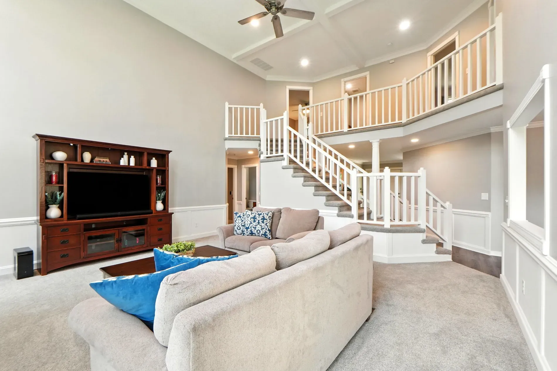 Second lounge vibe — neutral walls, pop of blue. Looks comfy.