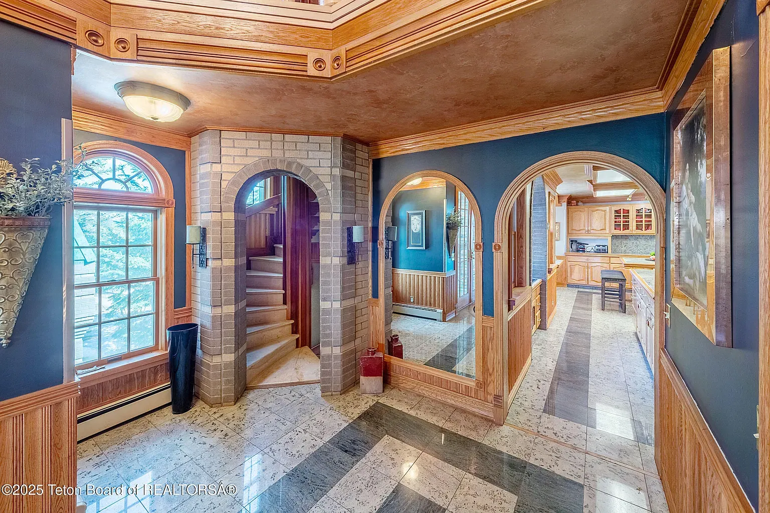 Golden wood against navy walls is doing the heavy lifting here.