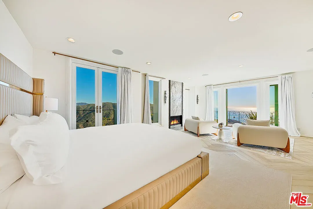 Okay, this bedroom view is insane. Coastline framed a screensaver.