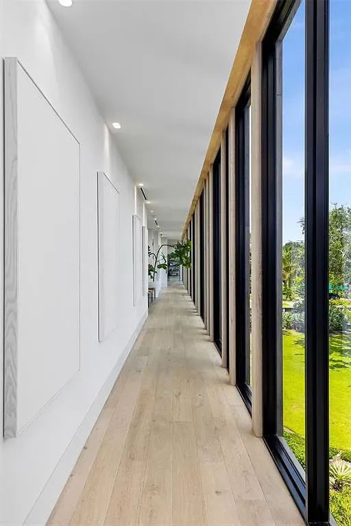 This hallway is a runway. I’d strut to the laundry.