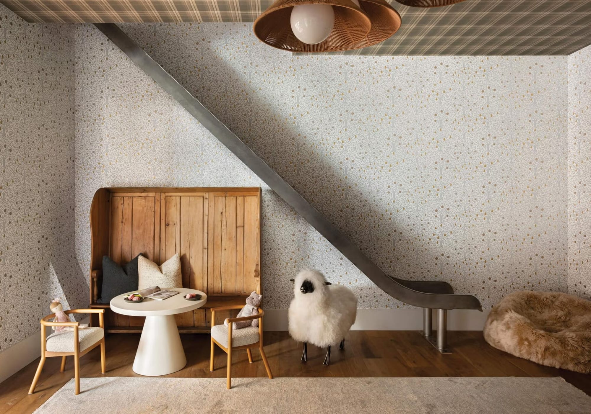 Speckled wallpaper is surprisingly cute. feels a fun hangout.