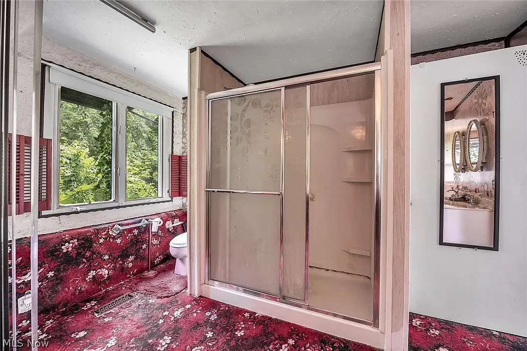 Floral carpet in the bathroom! Retro queen, with a huge window.