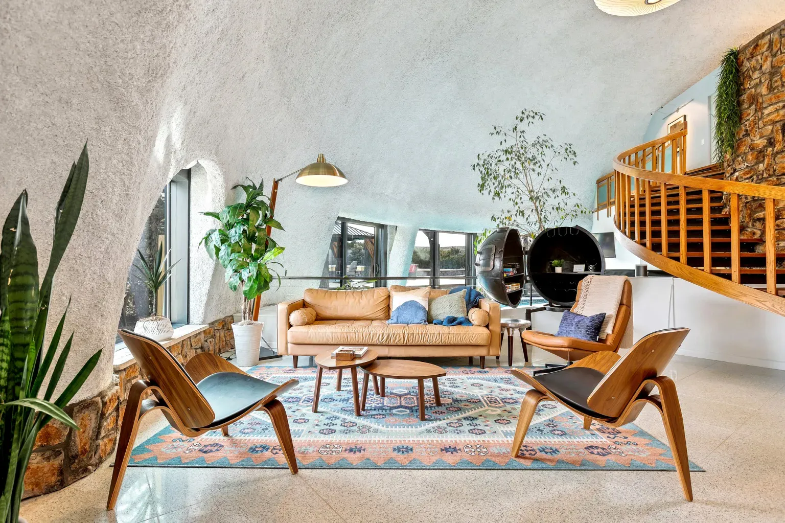 Everything’s rounded and plastered white. Feels a warm gallery.