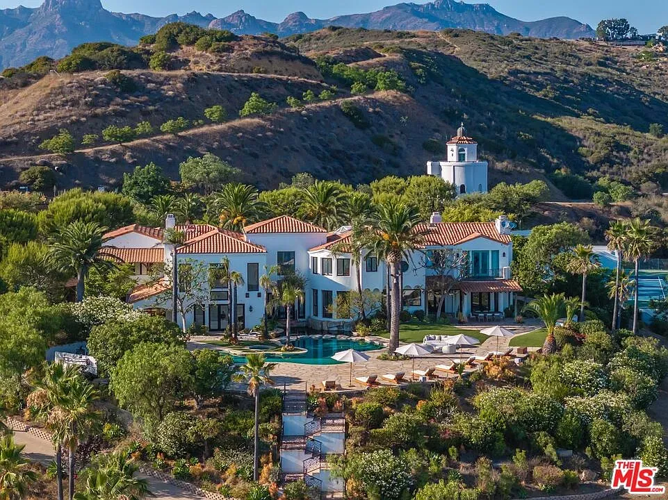 Here’s the front walk. Villa vibes strong. Landscaping doing the most.