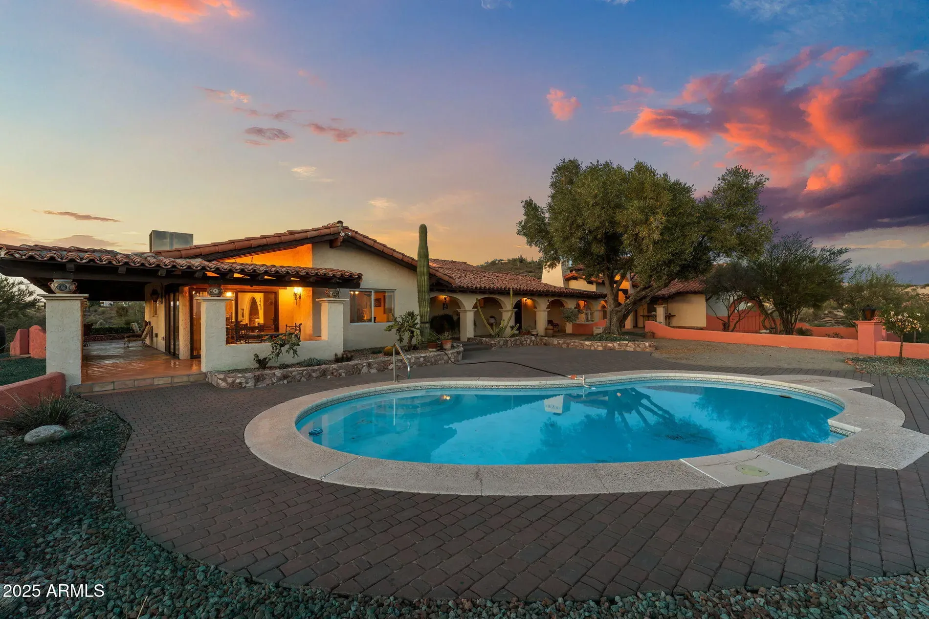 Courtyard entrance feels a little plaza. Warm colors everywhere.