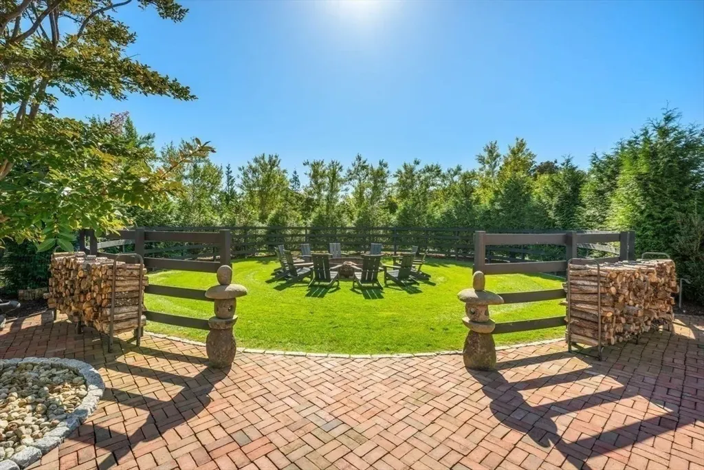 Perfect circle lawn with a brick track around it. Oddly satisfying.