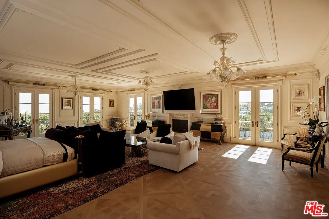 Okay, this ceiling's doing the most. Chandelier looks it weighs a car.