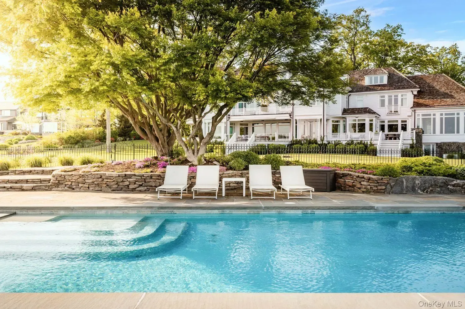 Built-in steps and that gradient. Summer, do your thing.