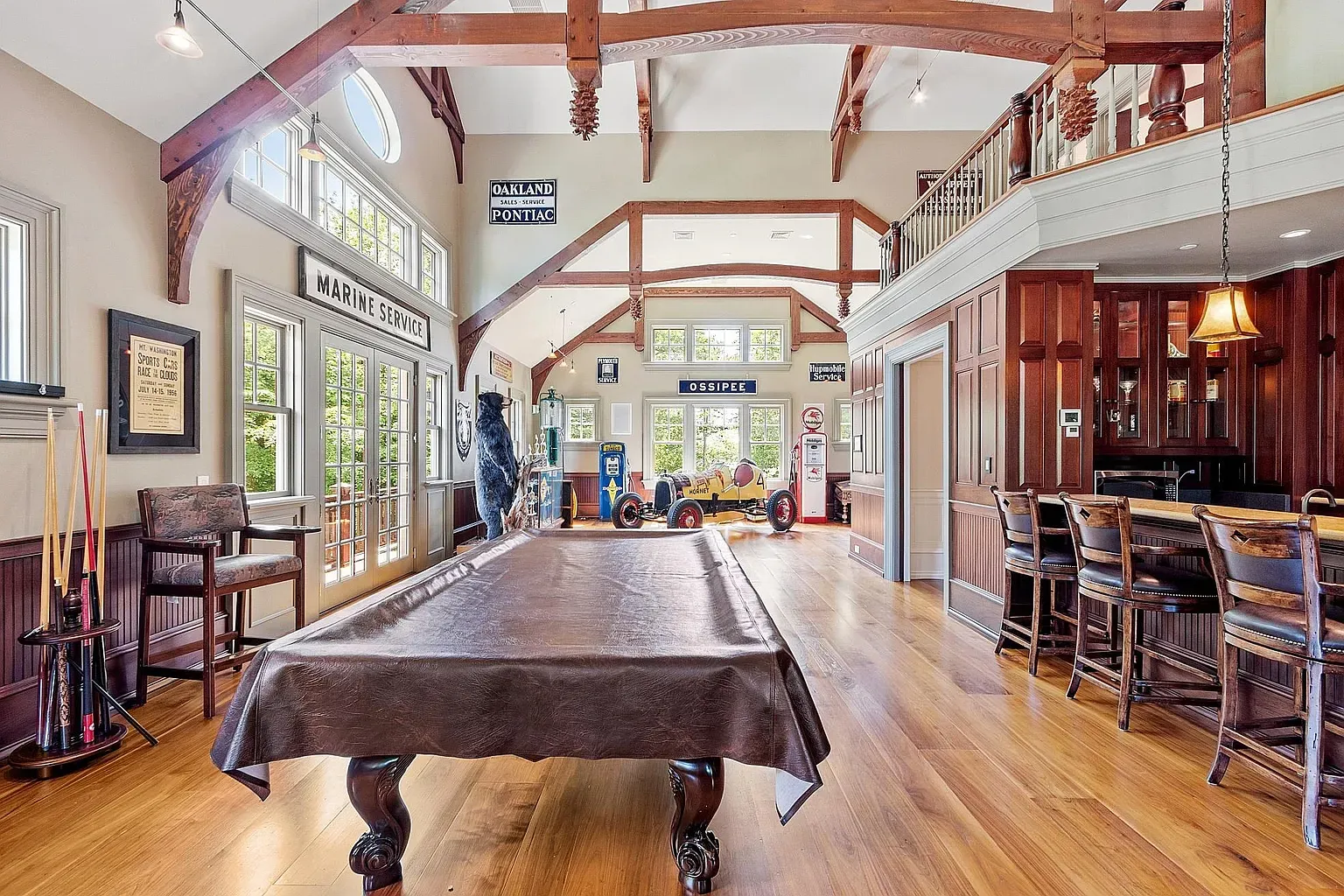 Those beams plus the windows—massive, bright, very showpiece.