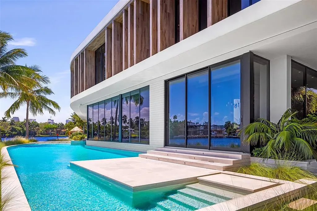 Straight-line pool looking a postcard. Cannonball would be a hate crime.