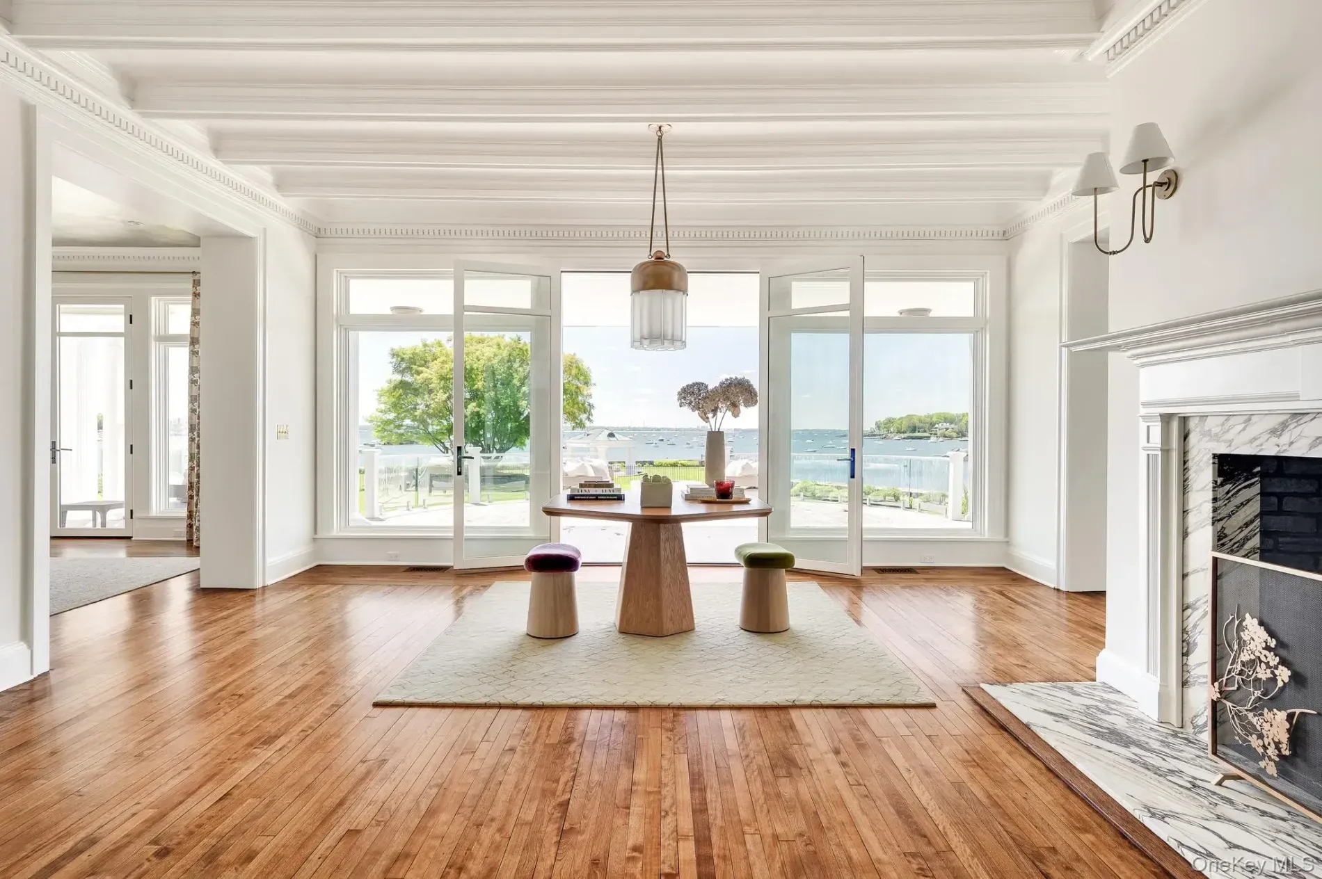 Round table and punchy stools. Looks a happy breakfast situation.