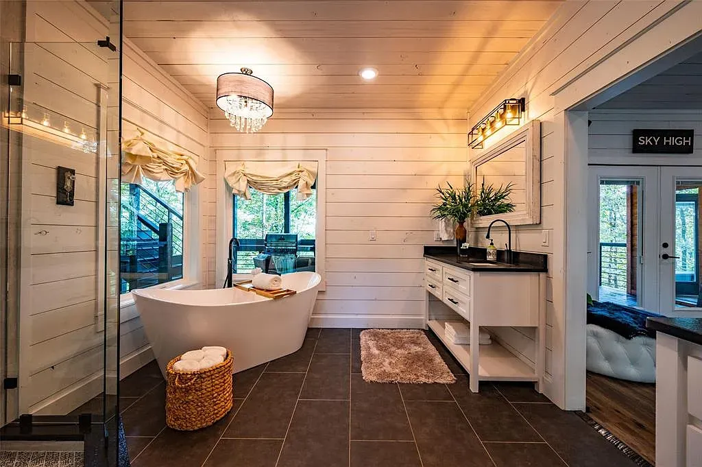 If I had this tub and chandelier, I’d never leave bath time.