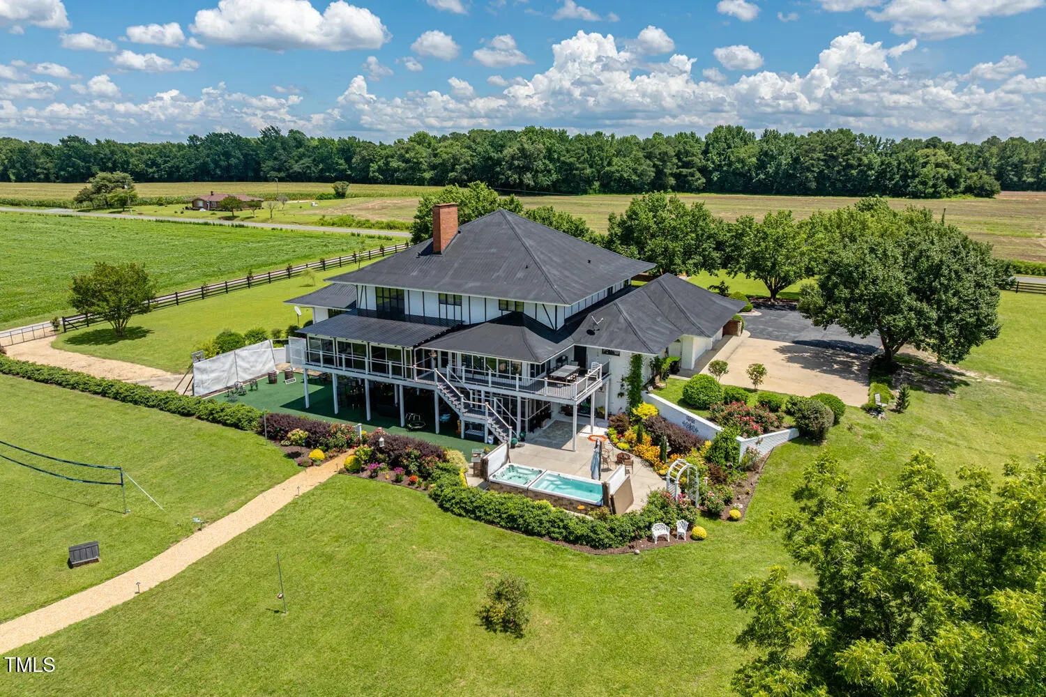 Here’s the front — black roof, white siding, tidy flowers. Magazine-ready from this angle.