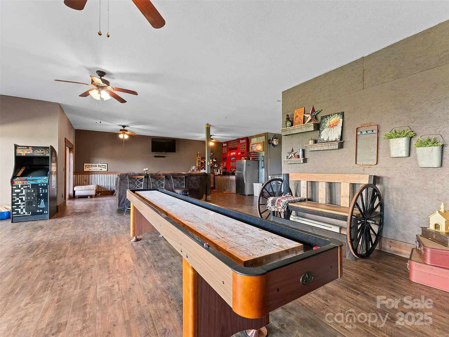 Shuffleboard table is the star. I’m losing an afternoon right there.