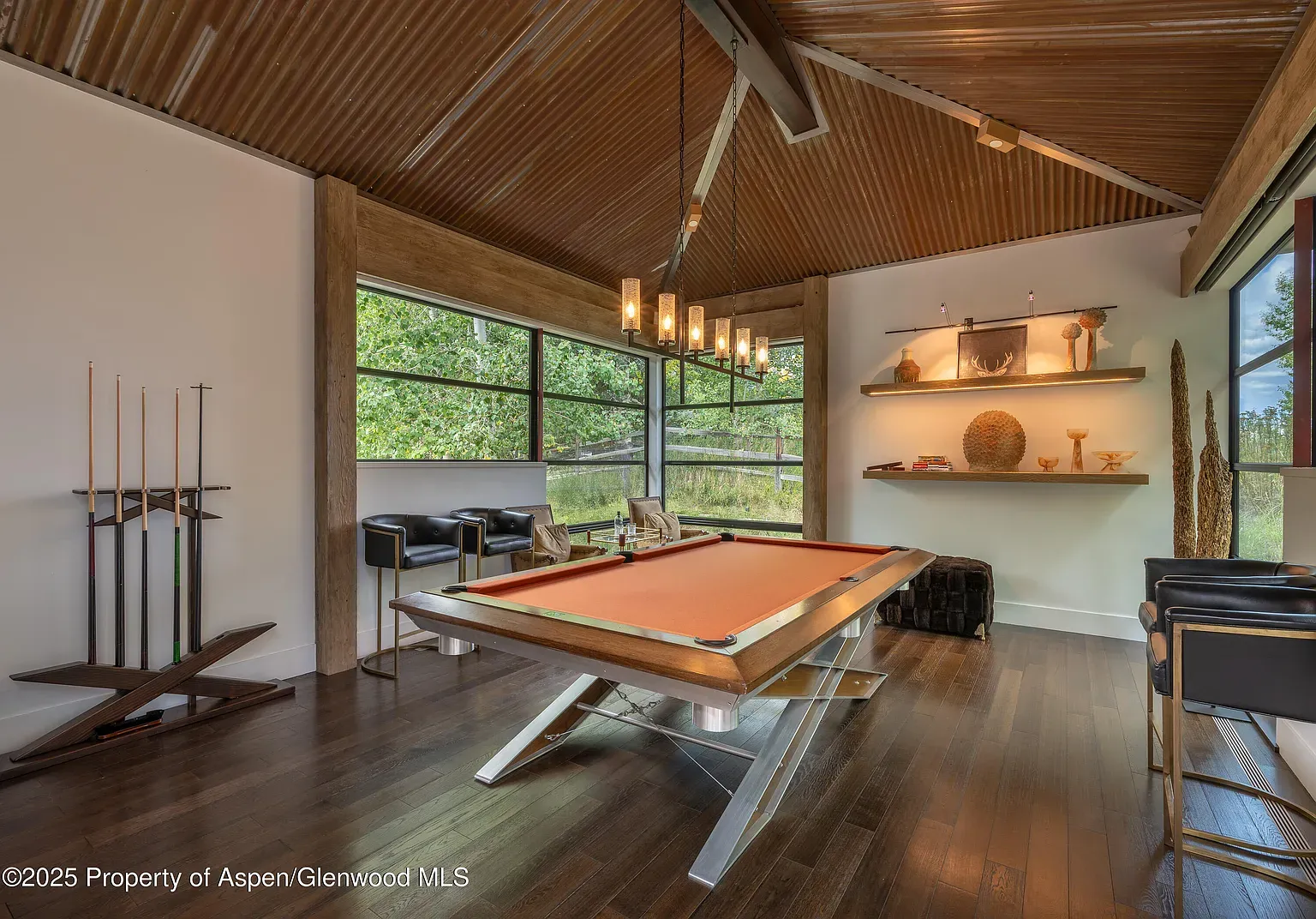 Beamed ceiling, bold felt pool table. Okay, hosting game night here.