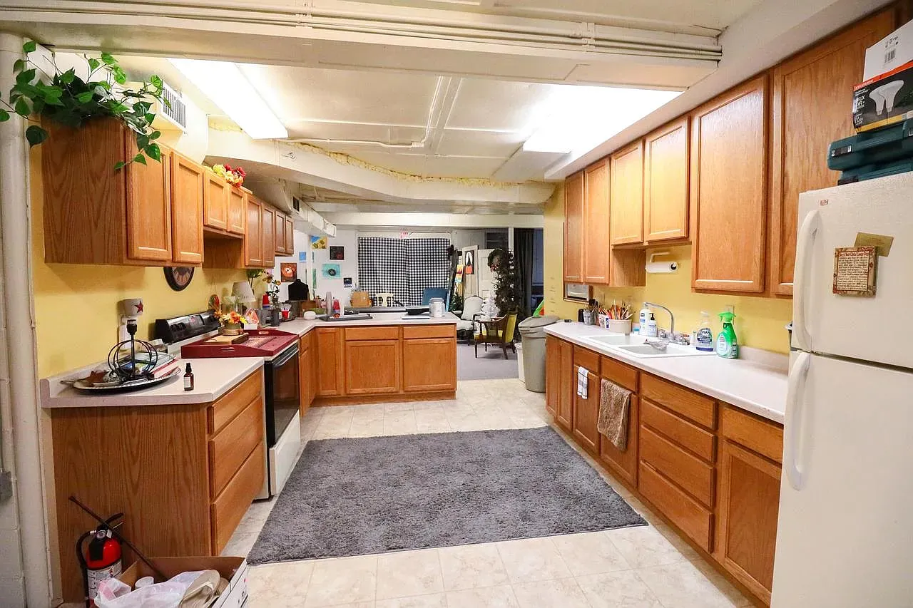The kitchen is classic honey oak and laminate, big and functional. Feels welcoming.