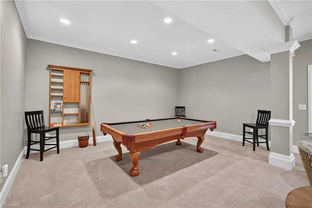 Pool table centerpiece. I’d lose all my evenings in here.