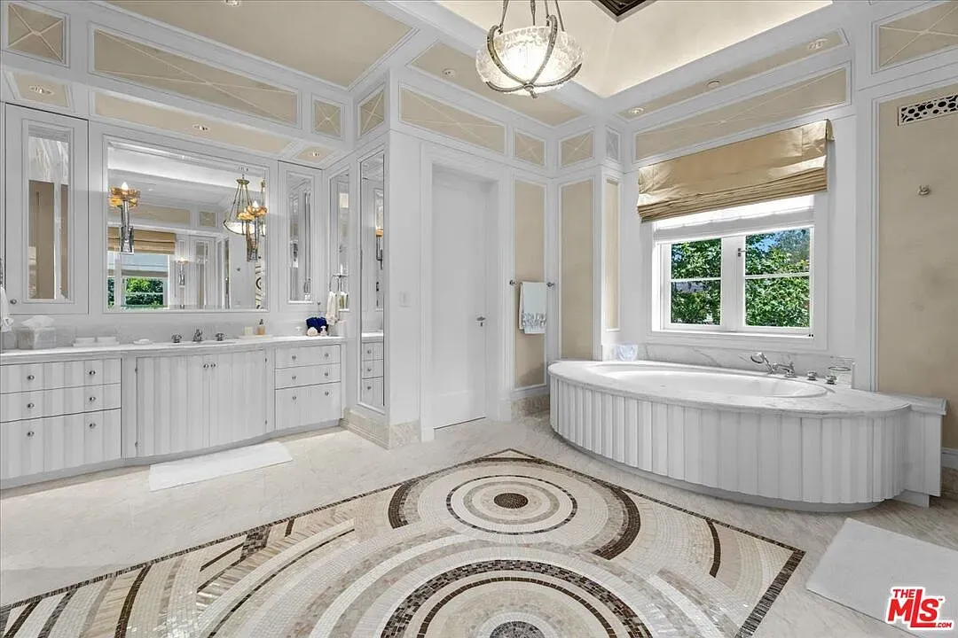 Creamy bathroom and that freestanding tub. Yep, that’s the soak spot.