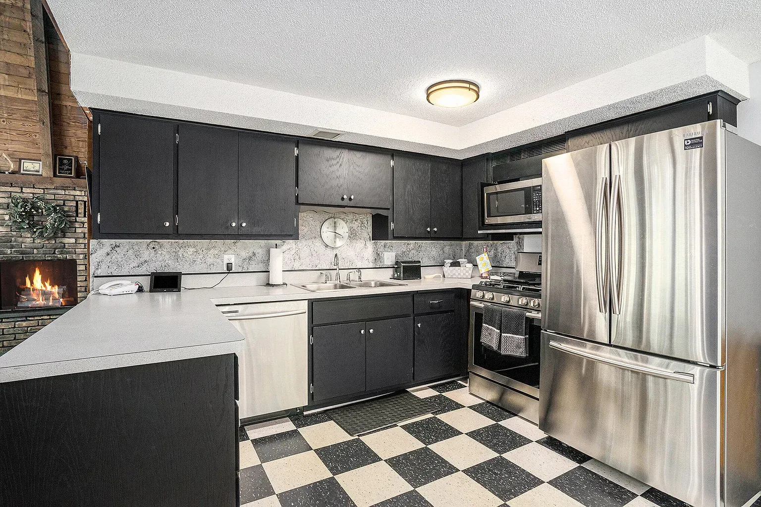 Another kitchen. black cabinets against marble walls. Warmer than I expected.