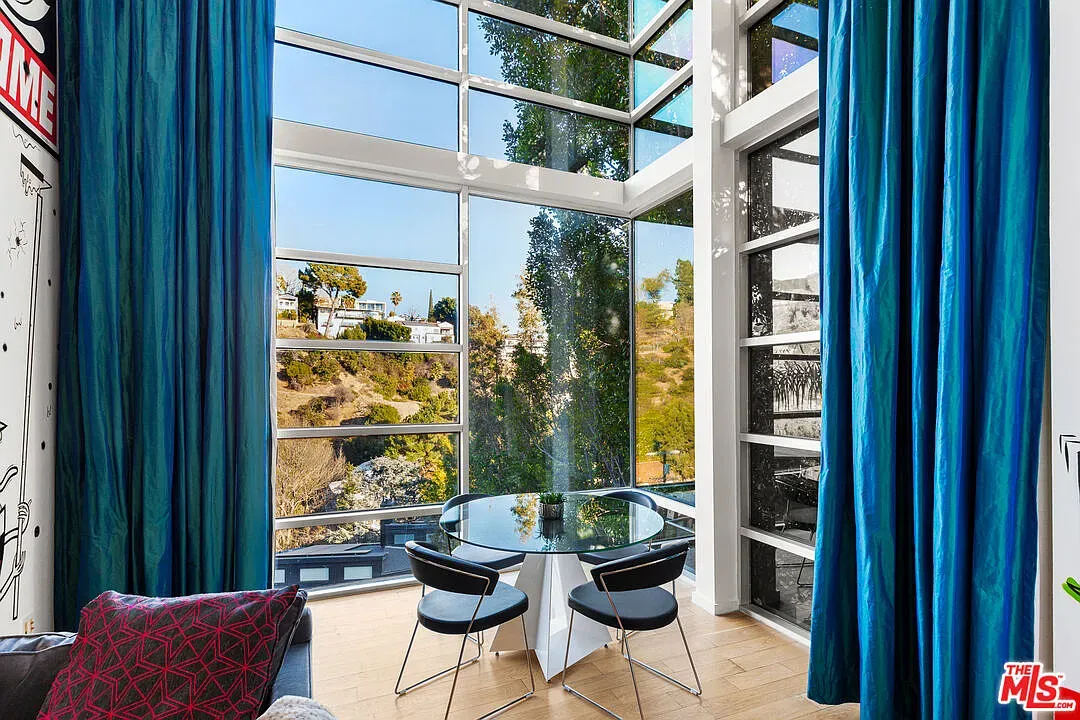 Breakfast with rolling hills right there. Floor-to-ceiling glass does all the work.