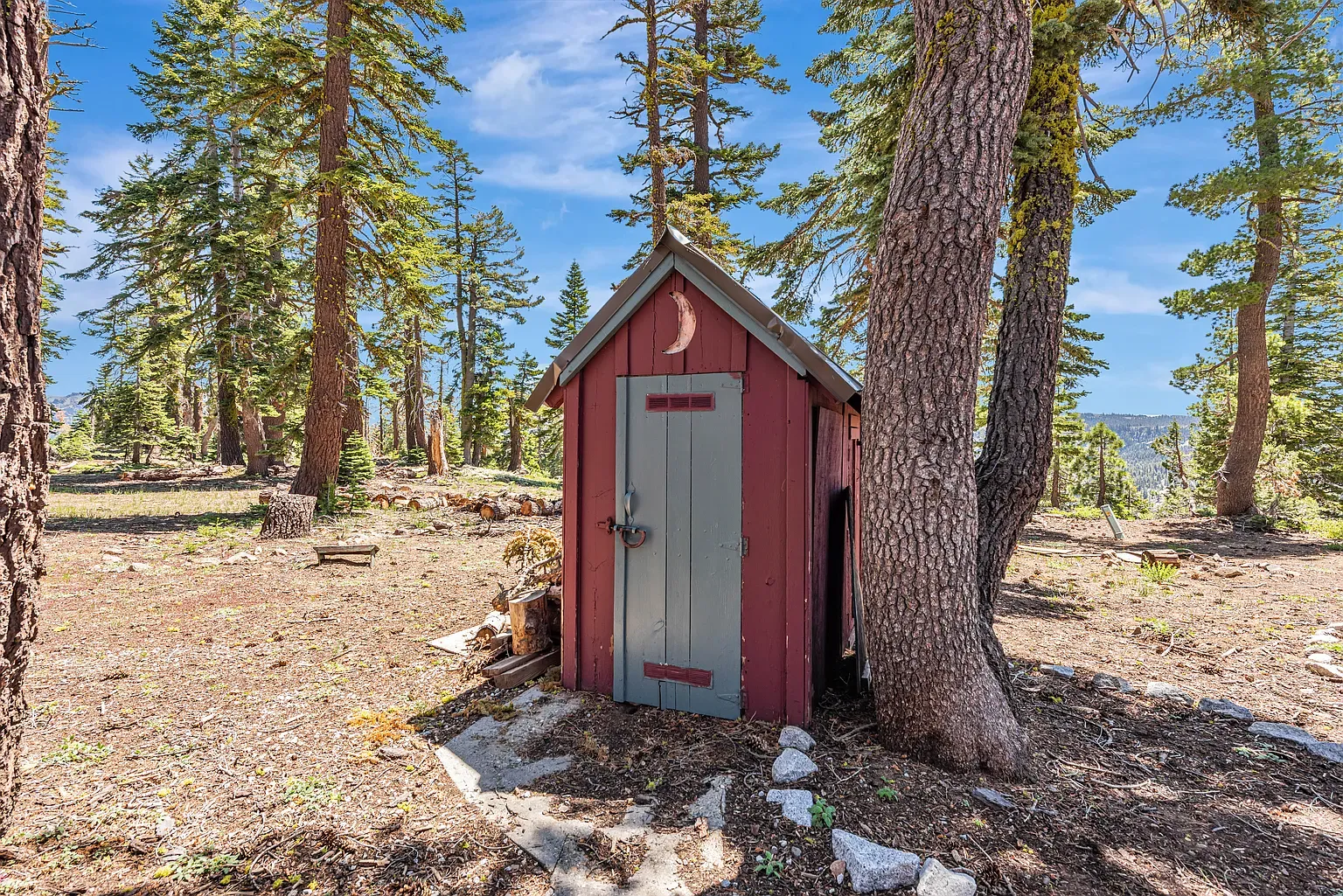 Little outbuilding in burgundy and slate blue. Would totally make this a workshop.