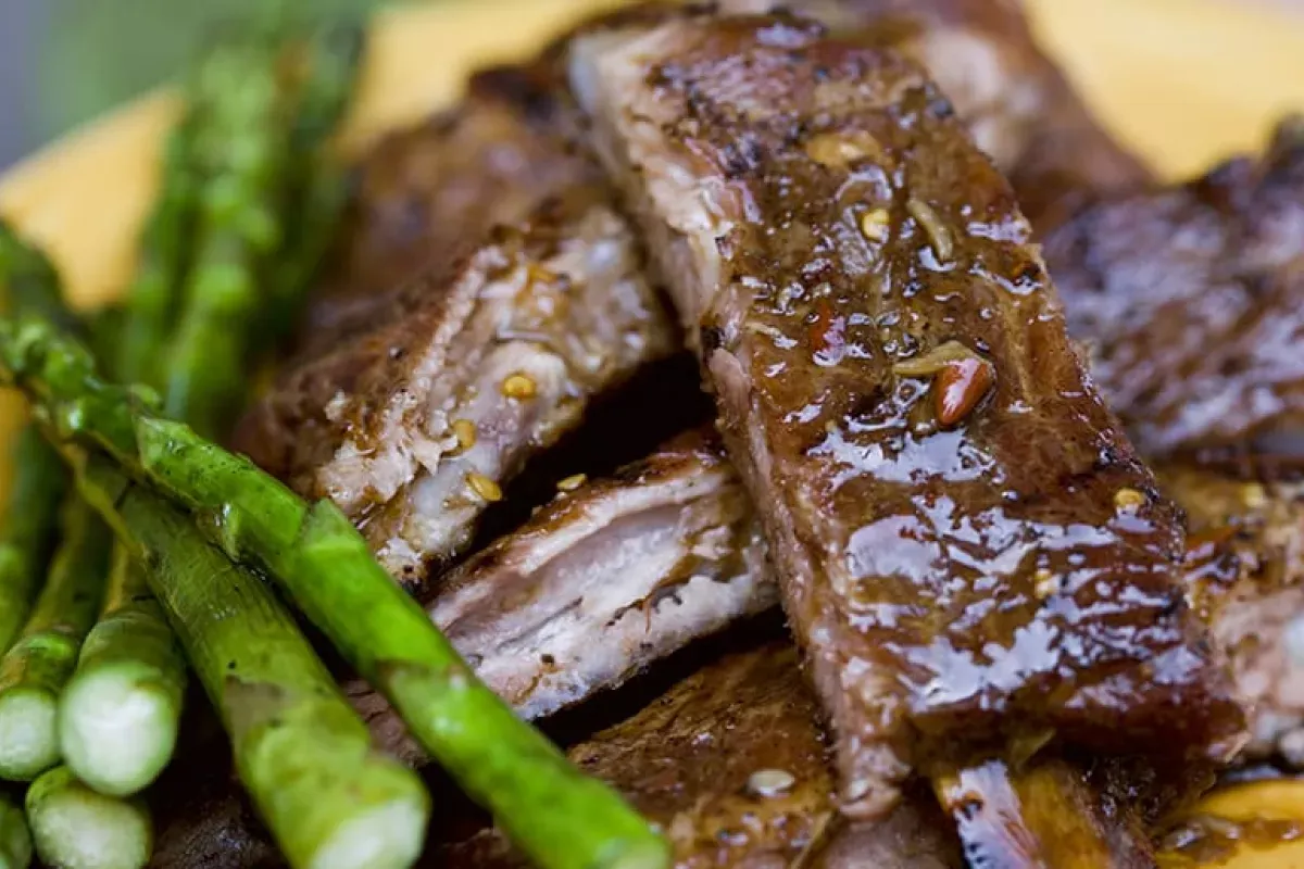 Grilled Ribs with Asparagus