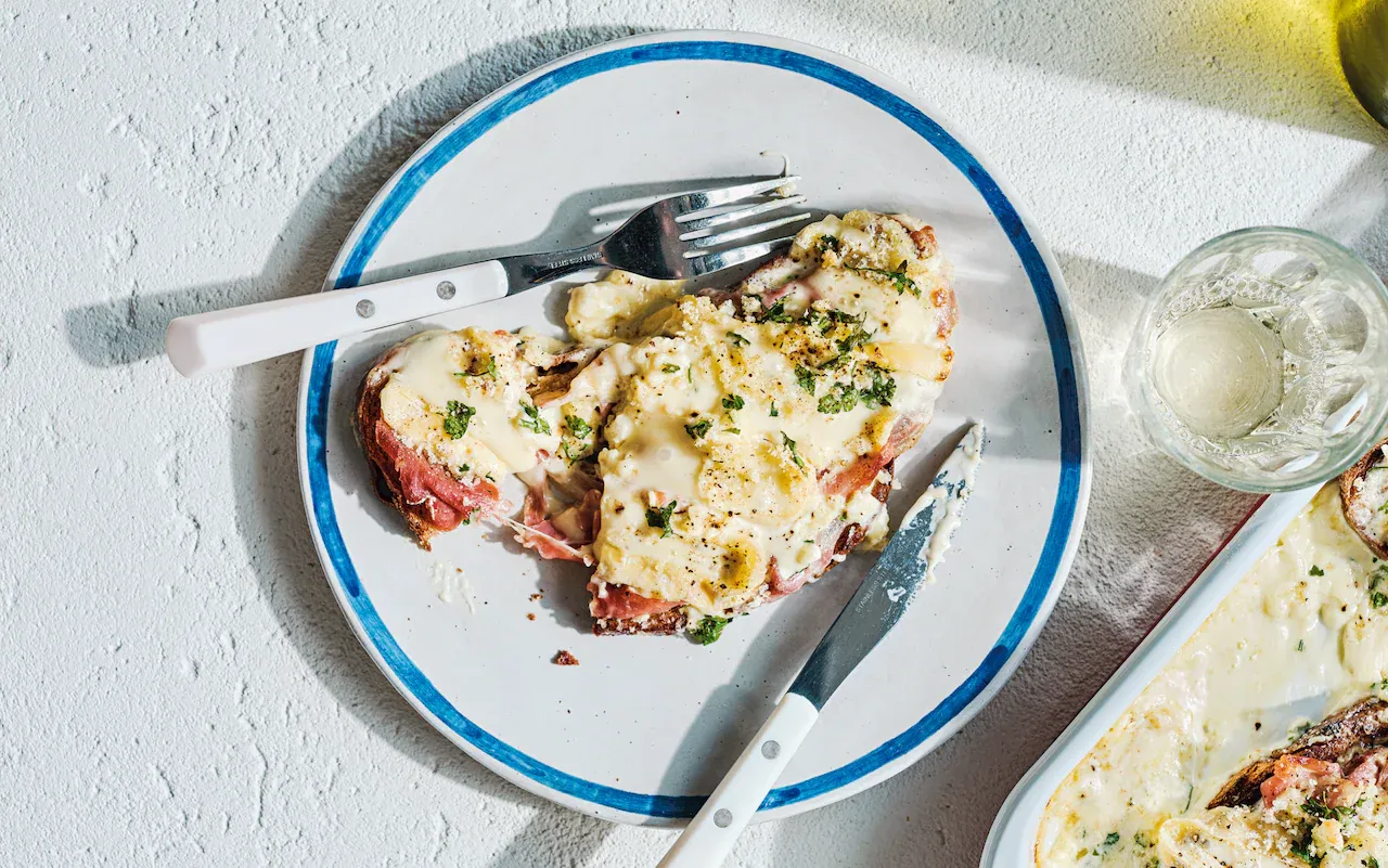 Croutes au Reblochon (cheese and ham on toast)