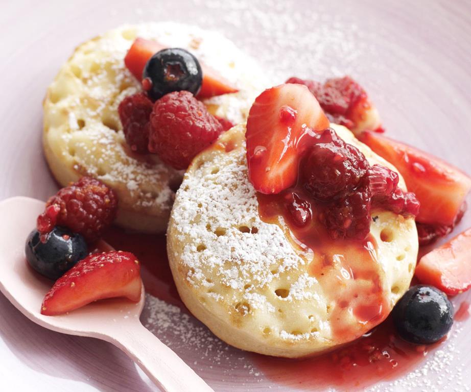 Crumpet with berry compote