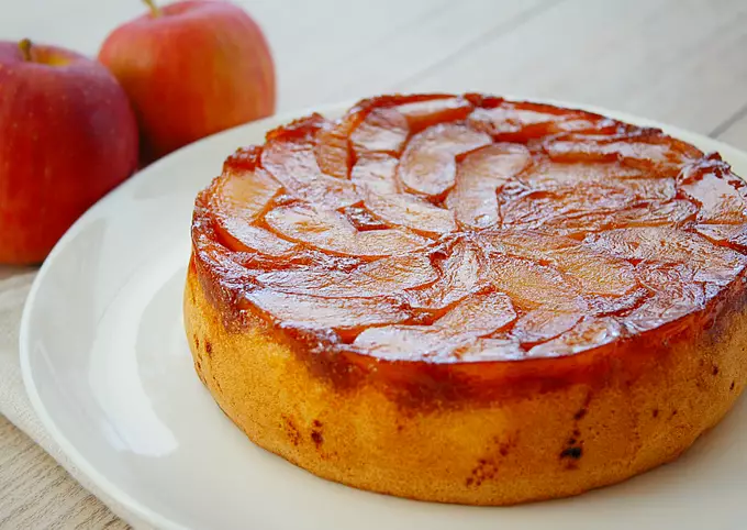 Juicy and Fluffy Caramel Apple Cake