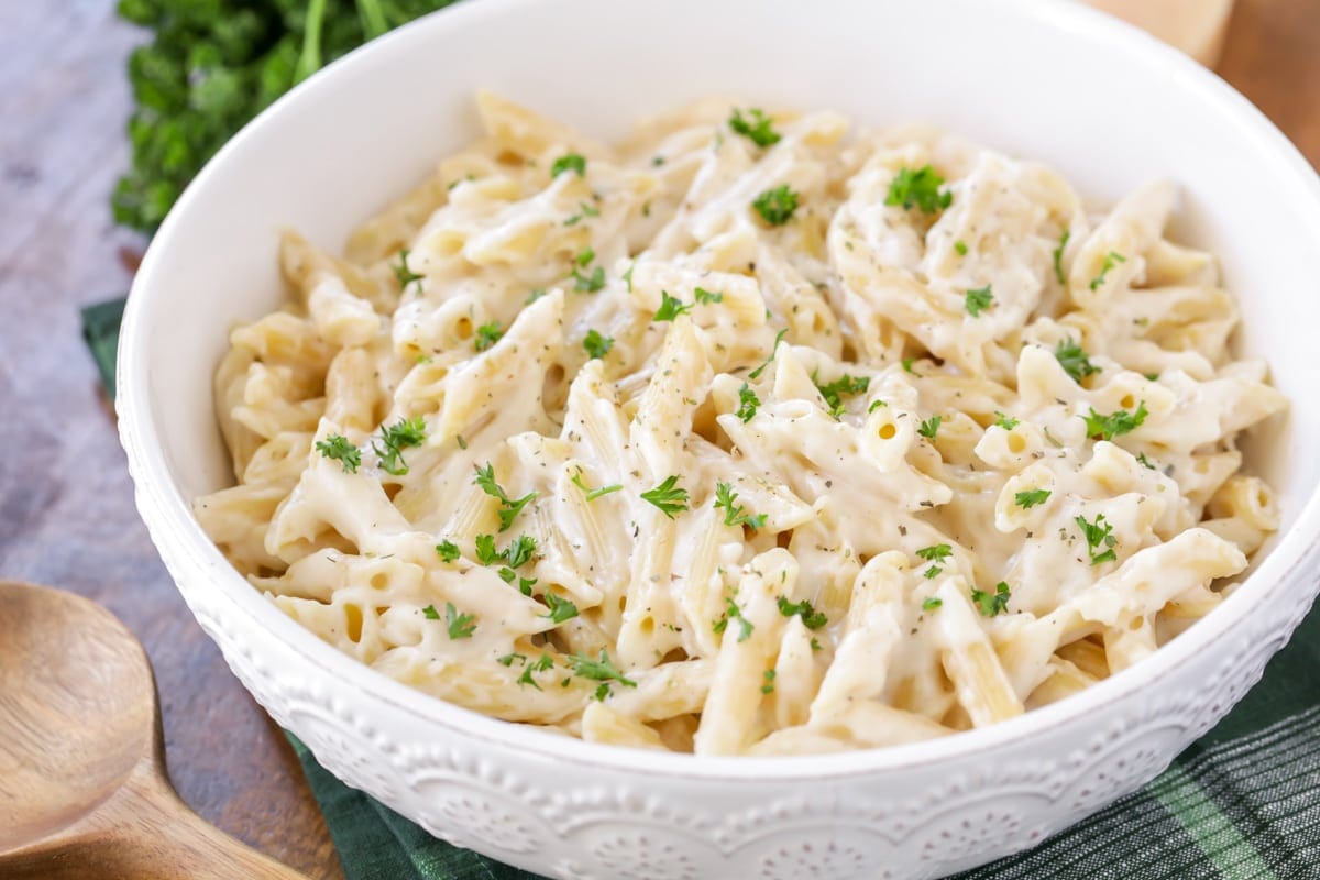 CREAMY GARLIC PENNE PASTA